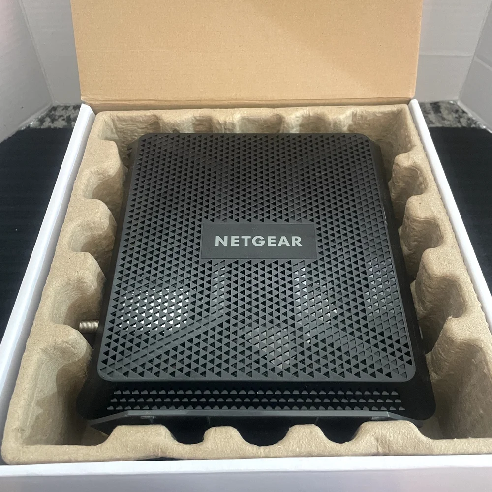 NETGEAR Nighthawk AC1900 WiFi Cable Modem Router - Black - Picture 6 of 7
